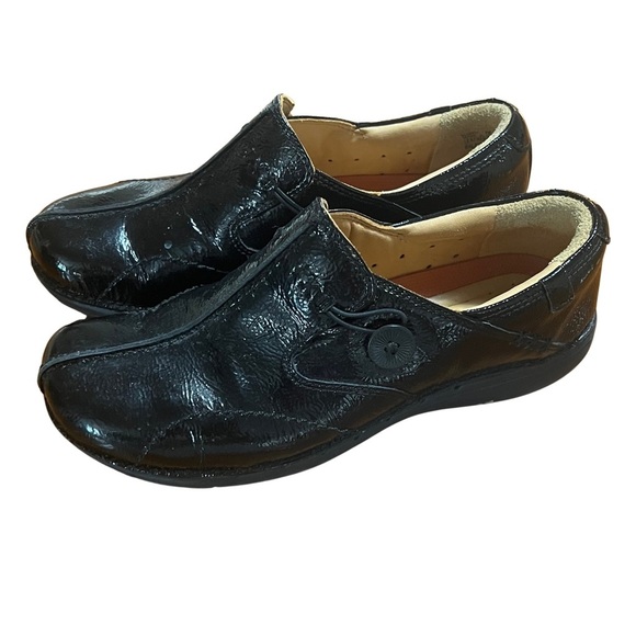 Clarks Unstructured Black Patent Leather Slip On Comfort Shoes Size 7 Minimalist - Picture 1 of 8
